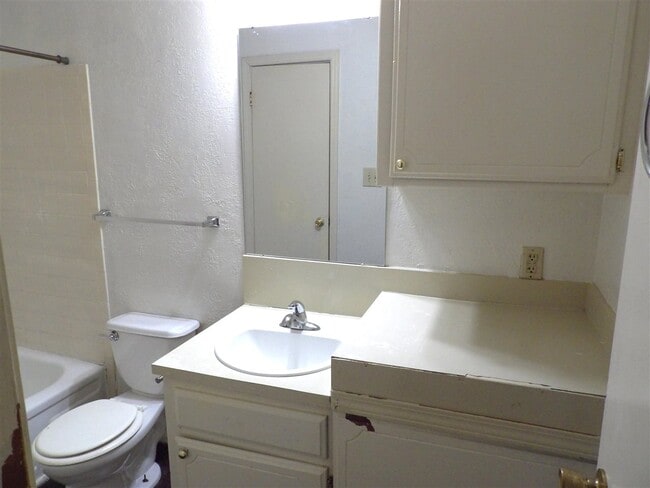 Building Photo - 6405 NW Oak Ave