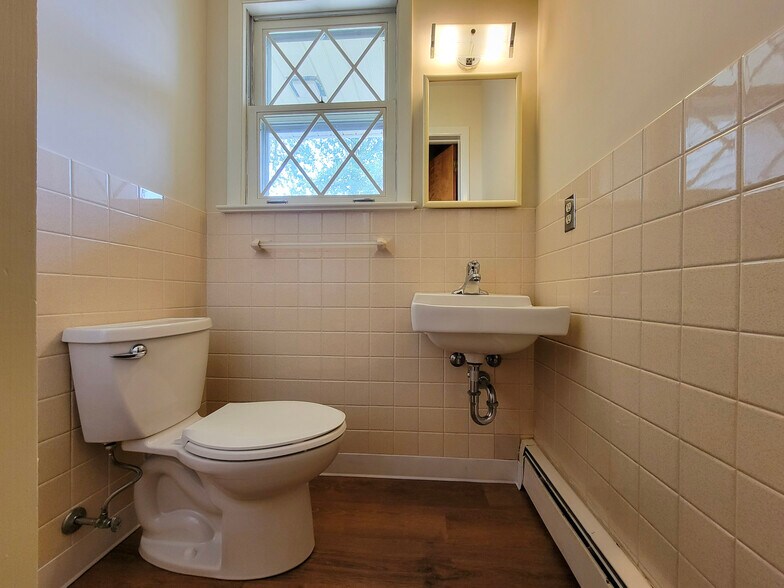 Building Photo - 609 W Orange St