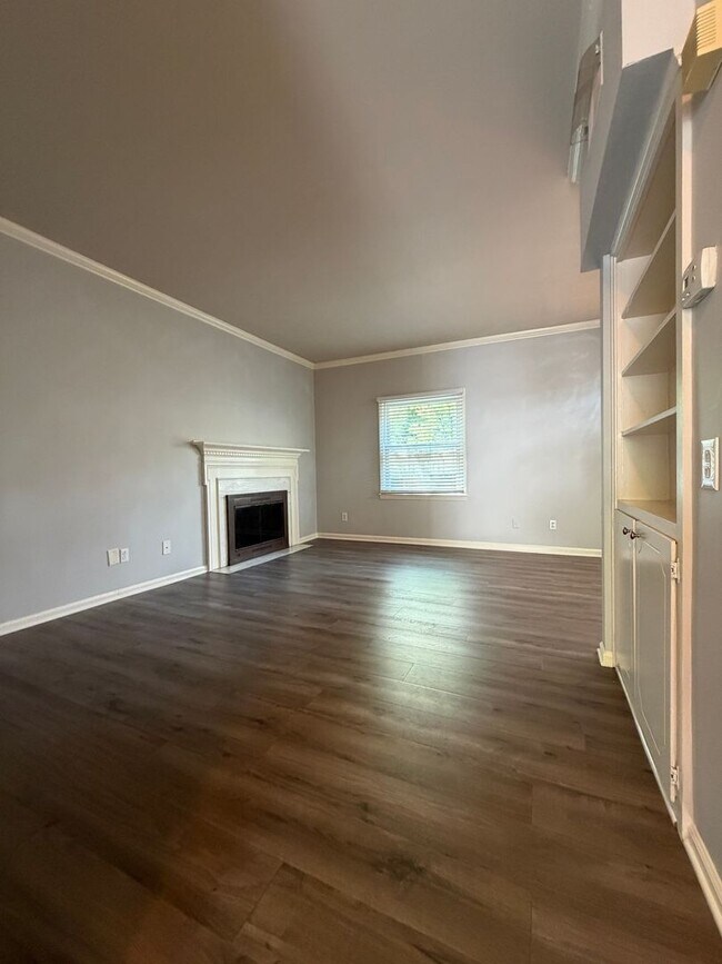 Building Photo - End unit townhouse in South Park