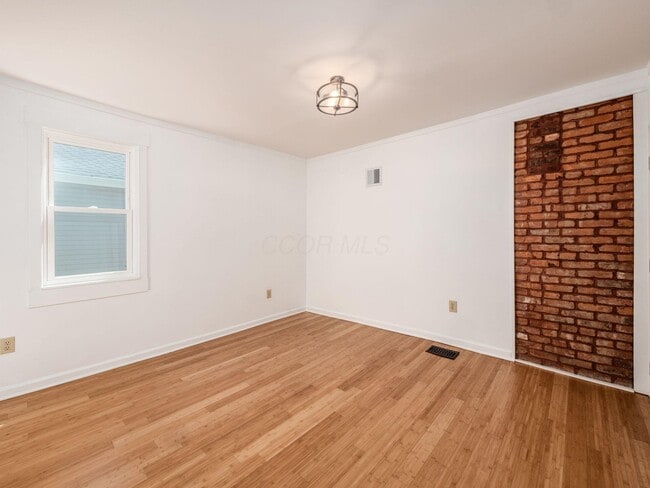 Building Photo - 574 Seymour Ave