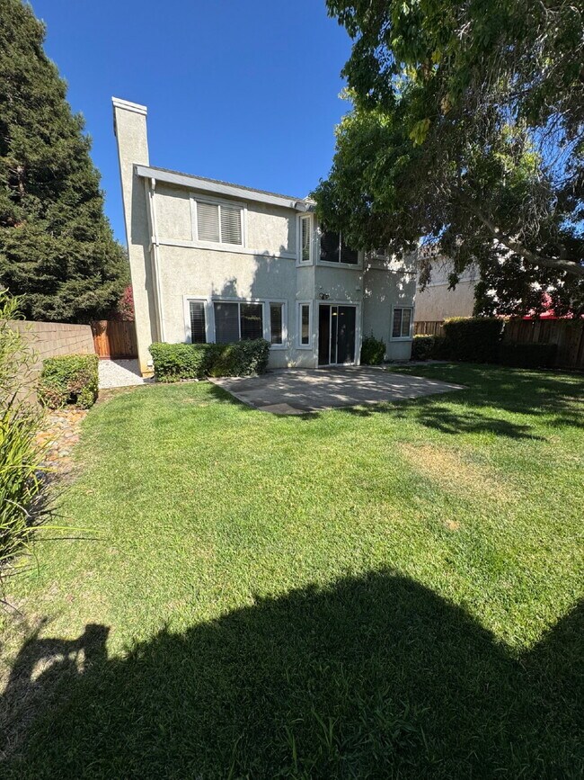 Building Photo - Gorgeous 3 Bedroom, 2 1/2 Bathroom Home in Perfect Brentwood Location