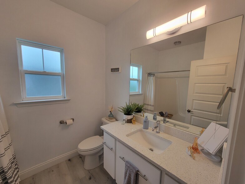 Building Photo - 652 Helen Ave