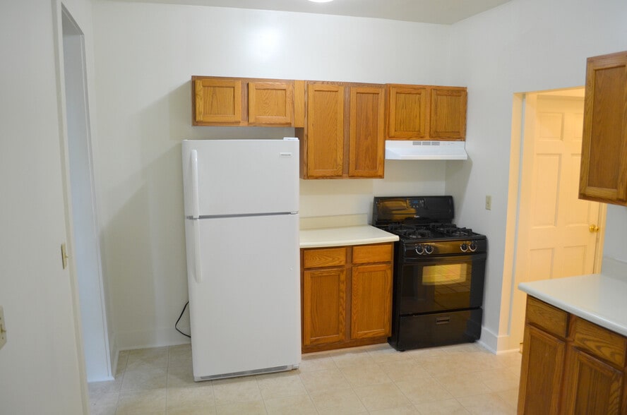 Building Photo - 17360 Riverside Dr