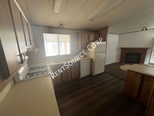 Building Photo - 3 Bedrom Mobile Home For Rent in Rosamond