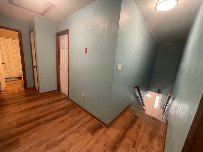 Building Photo - BEAUTIFUL 4 BED / 2.5 BATH SF IN COVENTRY