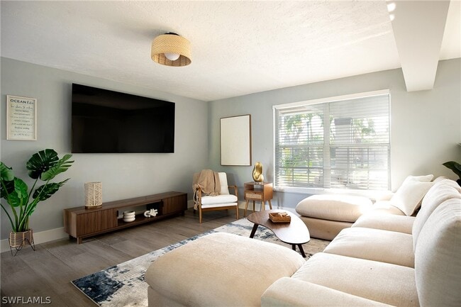 Building Photo - 528 14th St N