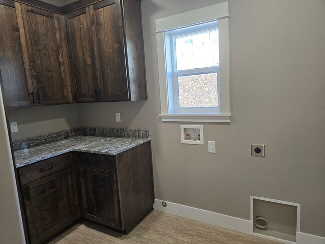 Building Photo - 3 bed 2 bath Brand-New Custom-Built- Home