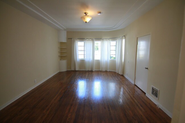 Primary Photo - 909 S Serrano Ave