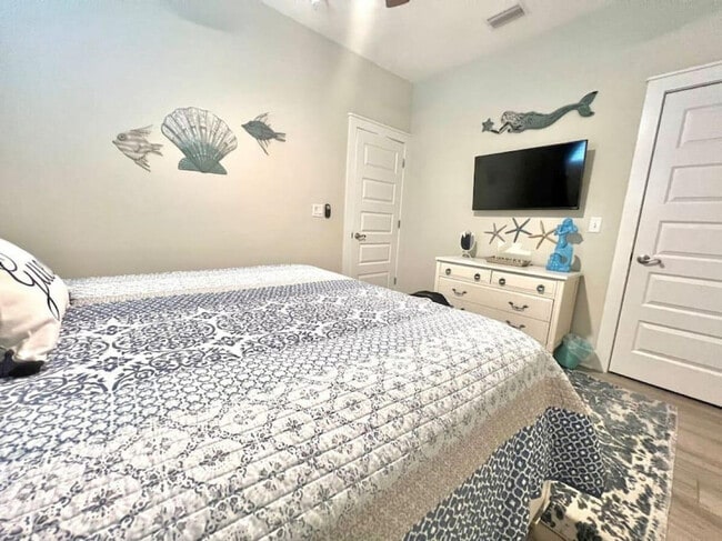 Building Photo - 5402 Pinetree Ave