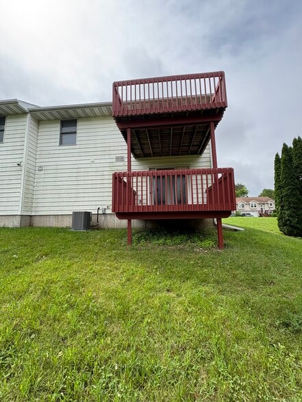 decks off living room and family room - 2117 14th St