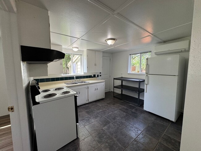 Building Photo - 3 Bedroom House off Coburg Road