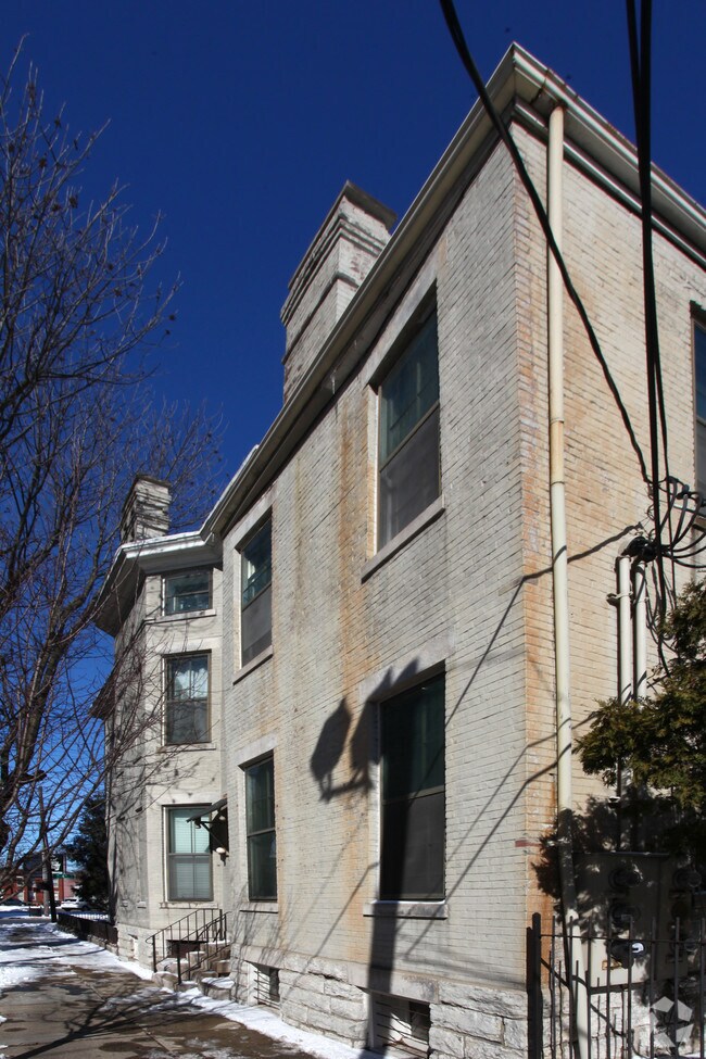 Building Photo - Evers House