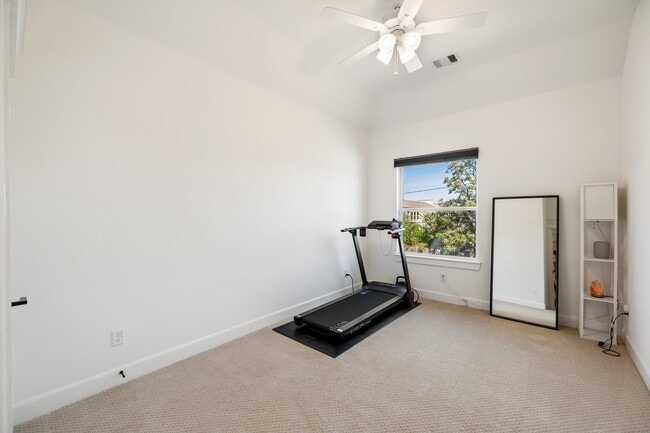 Building Photo - 817 W 19th St