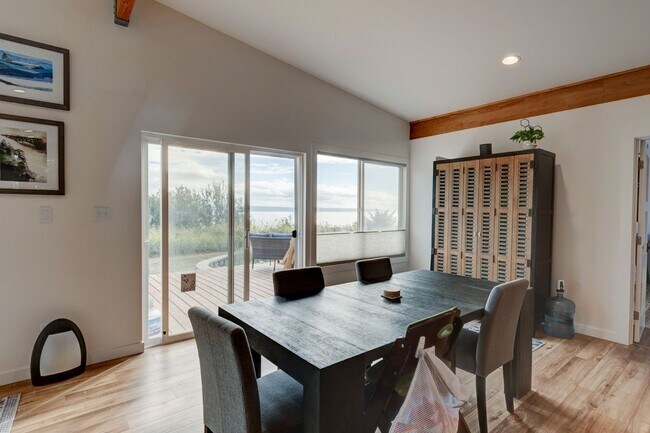 Building Photo - 3 Bedroom 2 Bath Home with a Wonderful View