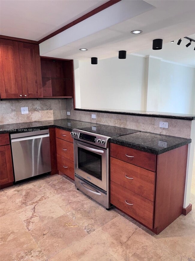 Building Photo - 100 Edgewater Dr