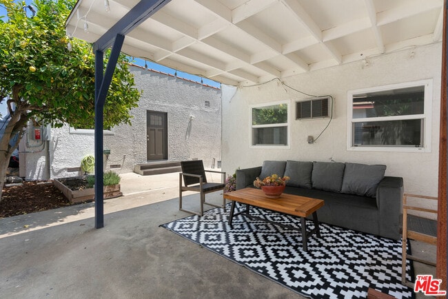 Building Photo - 2317 Vineyard Ave