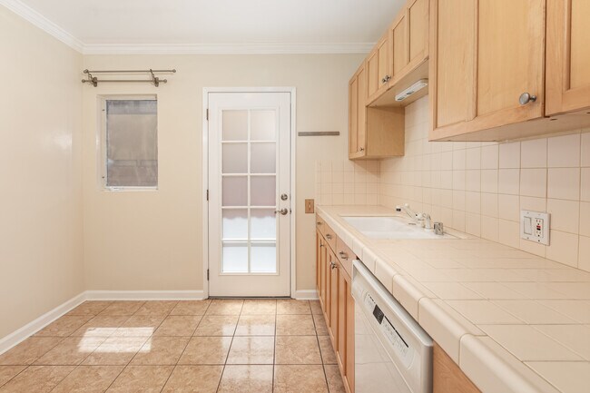 Building Photo - 2256 S Carmelina Ave