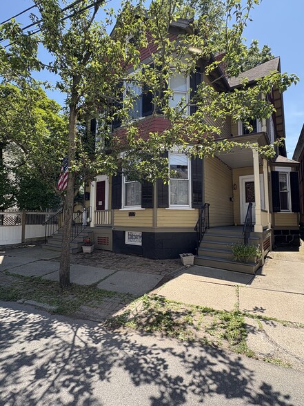 Private side porch entrance - 24 Front St