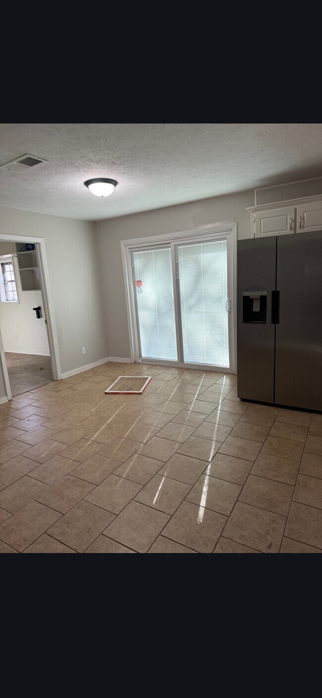 Building Photo - 619 Cherokee Rd