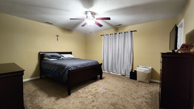 Building Photo - Beautiful 3 bed 2 1/2 bath townhome in a g...