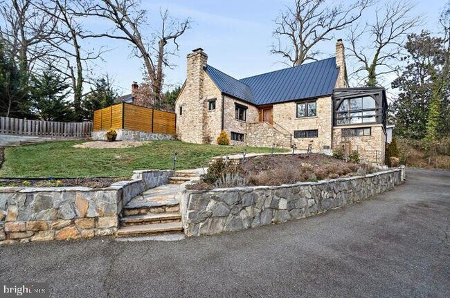 Building Photo - 2347 S Arlington Ridge Rd