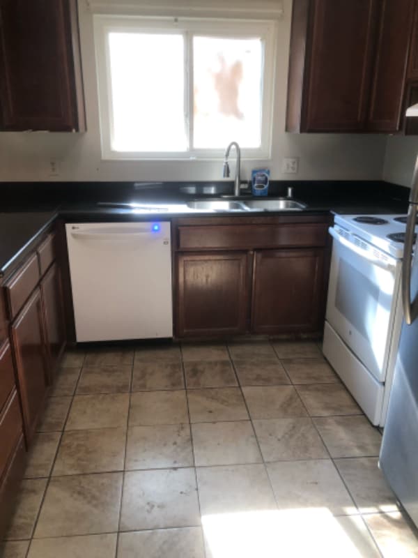 Building Photo - 2528 Bates Dr