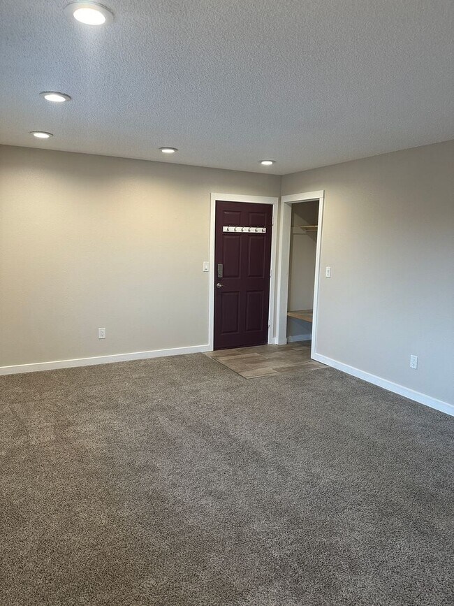 Building Photo - Heat Included! Heated Storage, 2 Bedroom/1...
