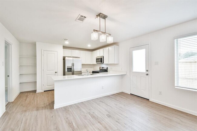 Building Photo - 21043 Longeni Dr