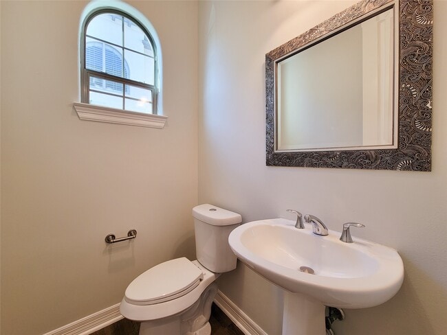 Building Photo - 2416 La Branch St