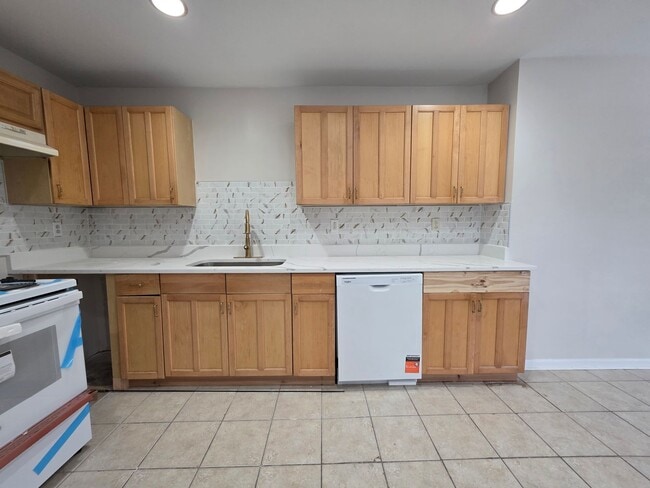 Building Photo - 127 Kenmar Dr