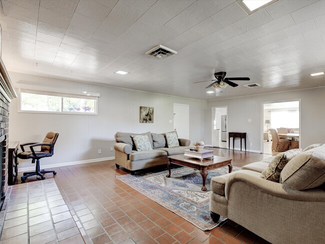 Building Photo - 3524 Corto Ave