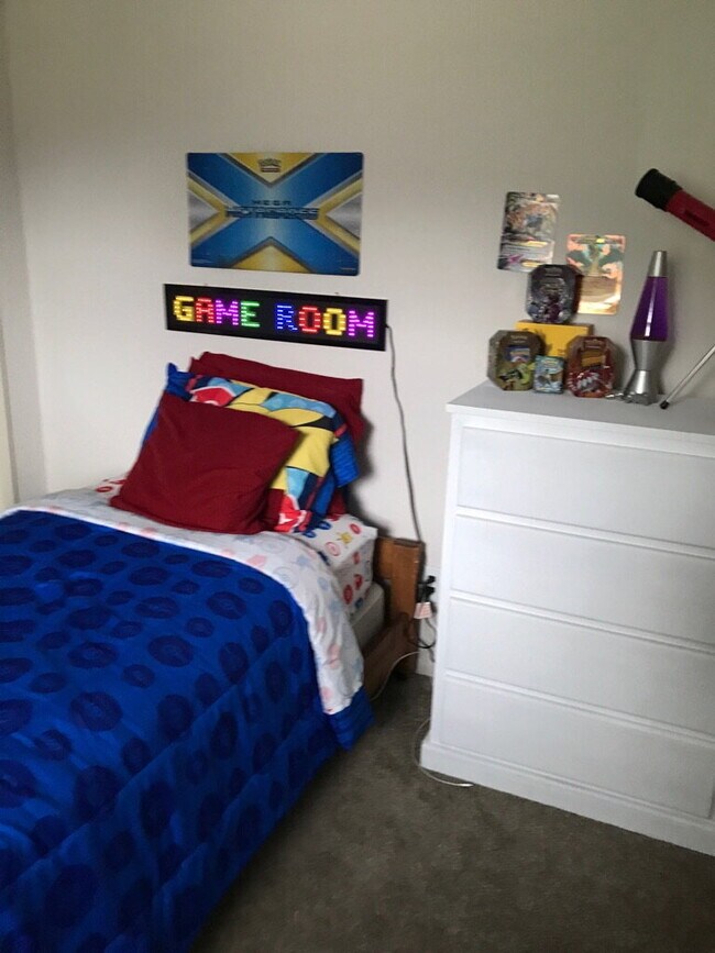 Building Photo - 5-Bedroom Pool Home with 2 Full Baths - Spacious 2373 Sq Ft Home in Englewood's Prime Location!"