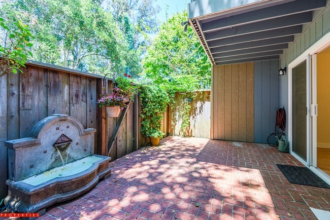 Building Photo - Live Oak Townhouse | Desirable Location