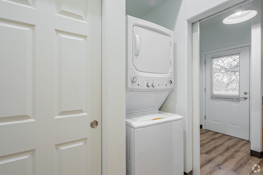 0BR, 1BA - 610SF - In-Unit Laundry - Plum Meadows