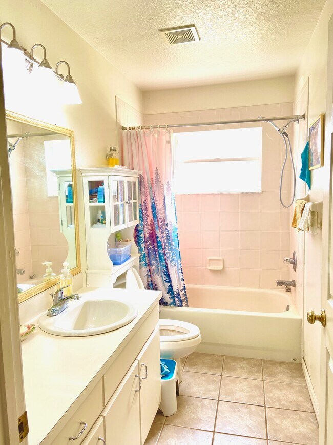 Building Photo - 22537 Roderick Dr