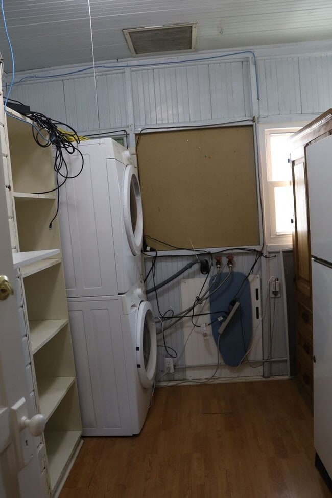 Building Photo - 6 bedroom 2 bath home