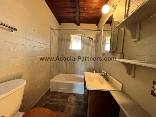 Building Photo - Centrall Located Two Bedroom Home