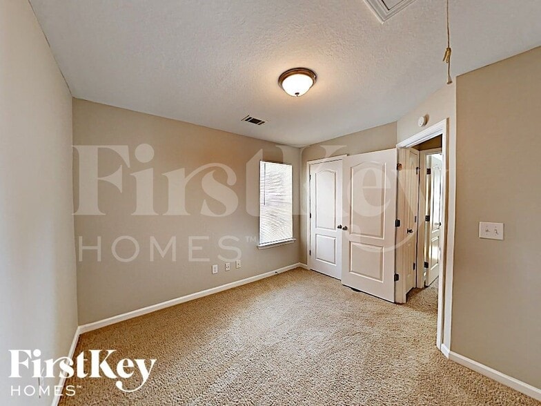 Building Photo - 355 Lakeside Point