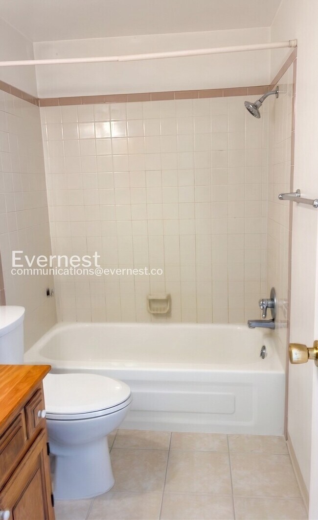 Building Photo - 1 Bed/1 Bath Condo with Garage Parking / Available Now!