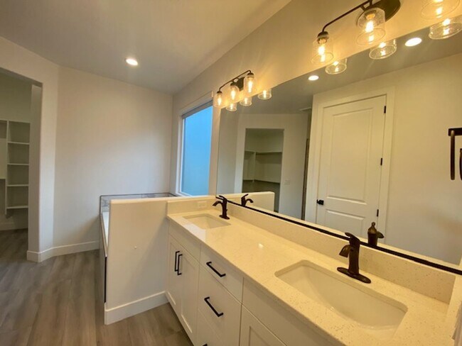 Building Photo - SPACIOUS HOME FOR RENT!