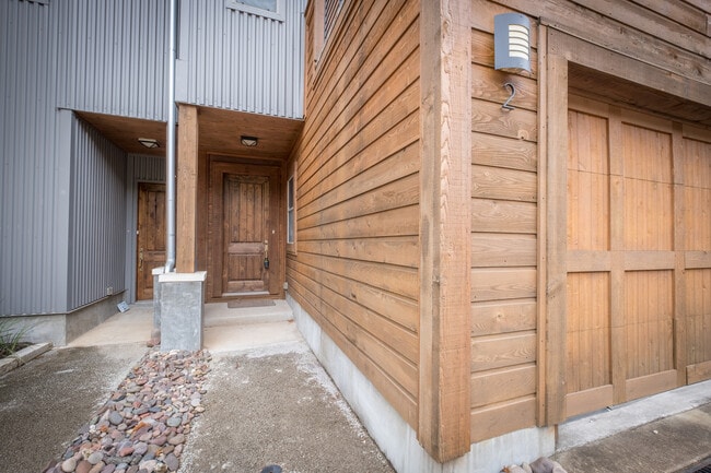 Building Photo - Beautiful 2 Bedroom, 2.5 Bath Townhome in Northwest Austin
