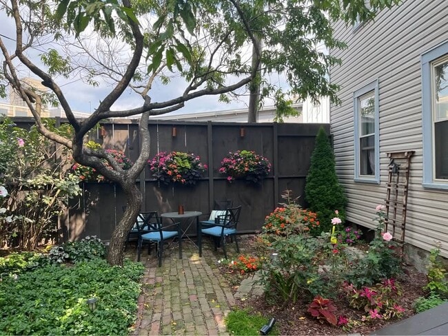 Building Photo - 73 Reading St