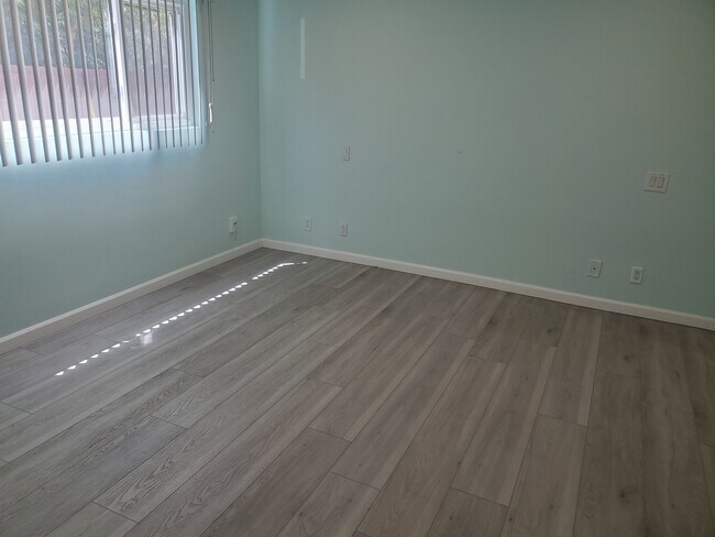 Building Photo - 12850 Moorpark St