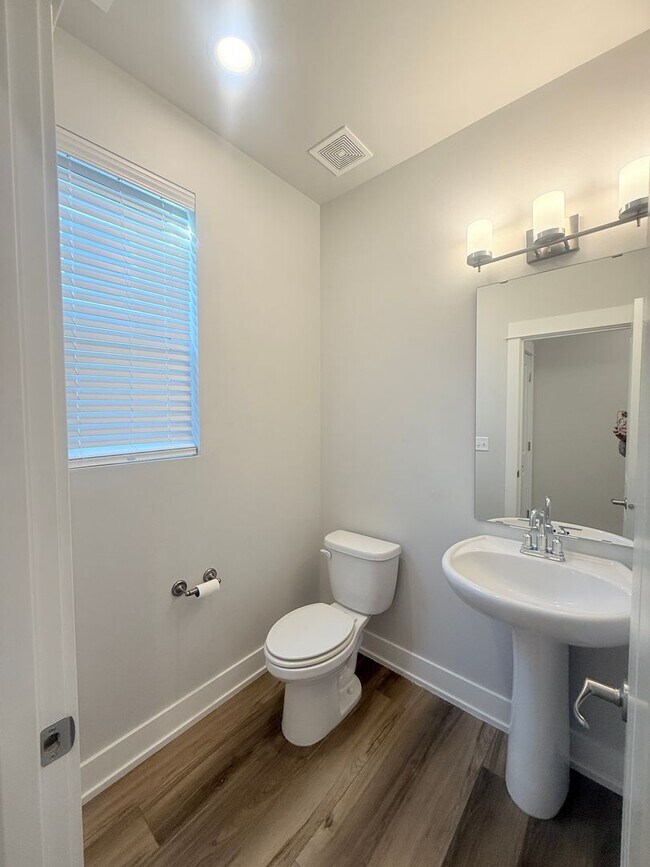 Building Photo - Beautiful 3-Bedroom + Bonus Loft Home in B...