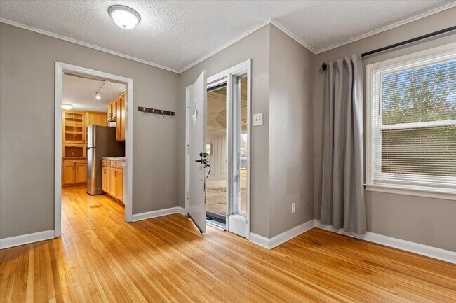 Building Photo - 1073 Ivy Rd