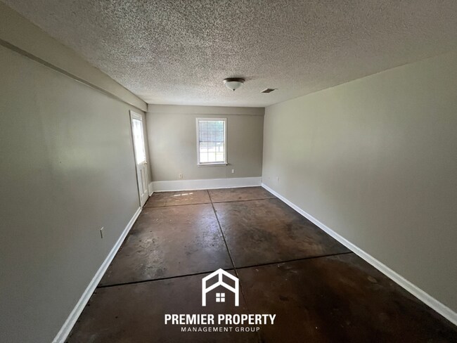 Building Photo - Charming 3BR/1BA Near Parkway Village | 1,305 Sq Ft, Open Kitchen & Large Fenced Yard