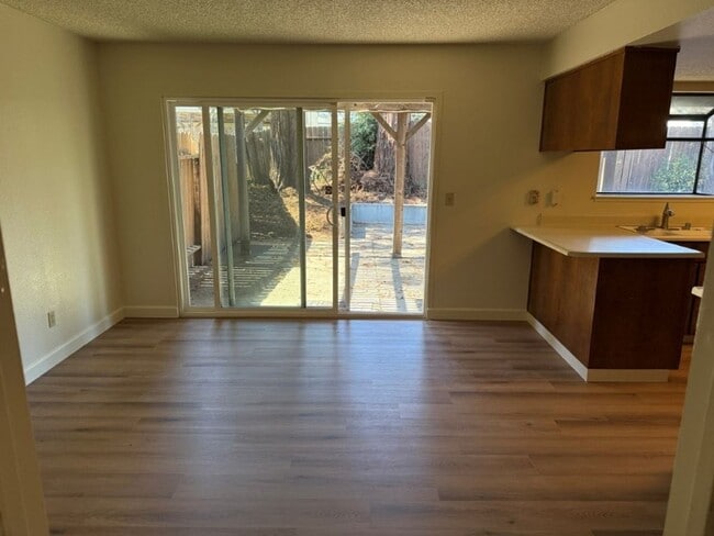 Building Photo - Updated 4 Bedroom 2.5 Bath Vacaville *Star...