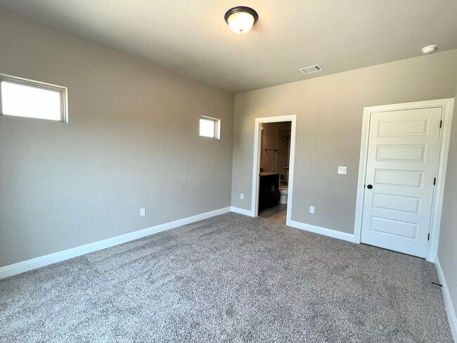 Building Photo - Georgeous 5-Bedroom in the Three Points Community