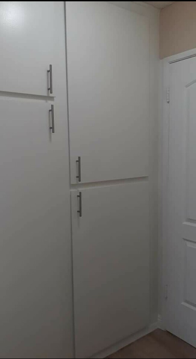 Building Photo - 9146 Somerset Blvd