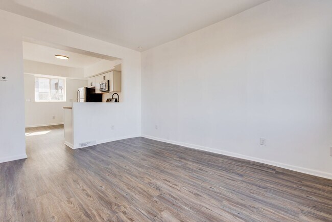 Building Photo - AVAILABLE NOW - Beautiful 3 Bedroom Home w...